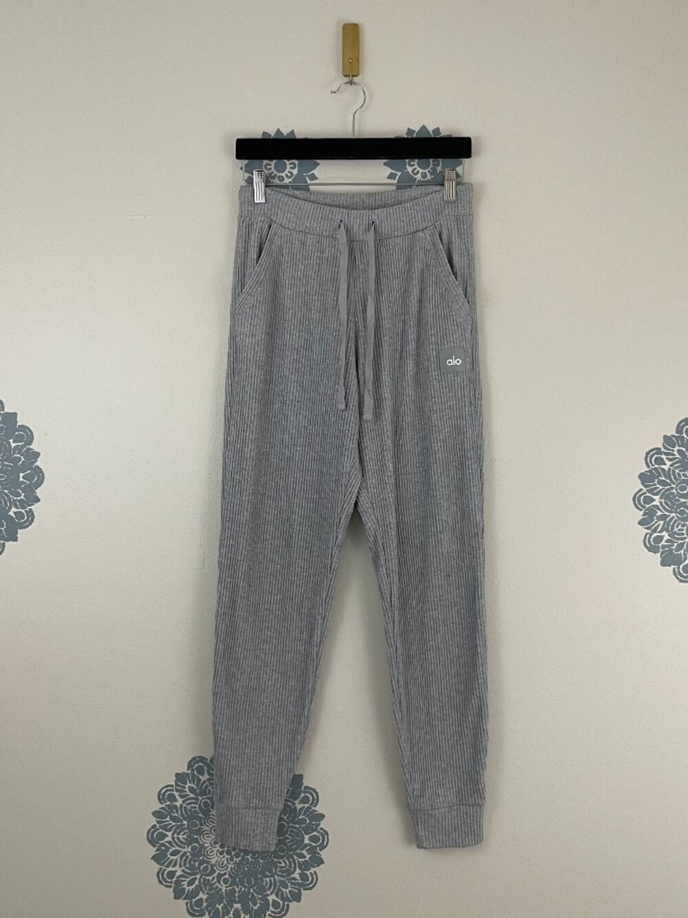 Alo Yoga Muse Jogger Sweatpants in Athletic Heather Grey Size Small